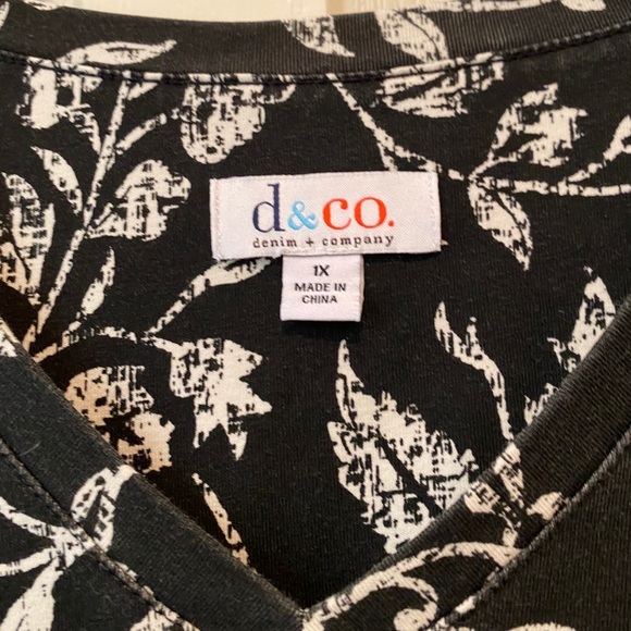 Denim & co Black & white floral V neck - Picture 2 of 4